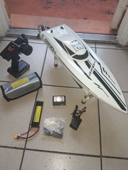 Udi arrow big fast rc boat hits 40mph comes with everything for it firm price $200