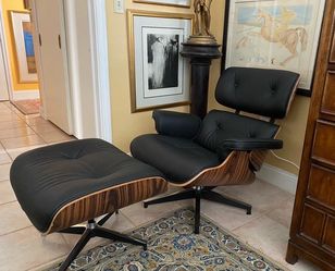 Eames Lounge Chair Reproducion in Black Leather. Available in Coral Gables. Cash please.