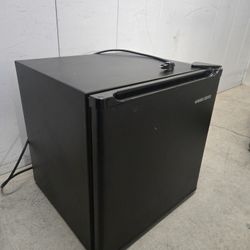 Black And Decker Fridge /freezer In Good Conditions 
