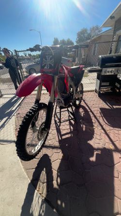 2006 Honda CRF 450 R. Needs clutch cover and carb tuned/clean