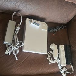 Nintendo Wii Bundle + HDMI 1080p Converter + 2 Controllers
