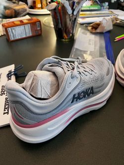 Woman’s Bondi 9 size 7.5 worn once 110$