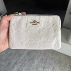 COAH Corner Zip Wristlet In Signature Leather Cremè White
