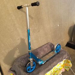 USED RAZOR SCOOTER  GOOD SHAPE  HABLO ESPAÑOL TANBIEN  NO DELIVERY PICK UP ONLY HABLO ESPAÑOL 