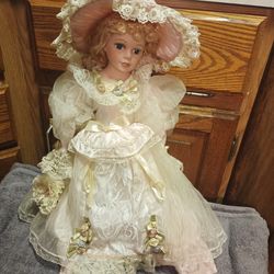 COLLECTABLE Wind Up Musical Heritage House Porcelain Doll For Sale.