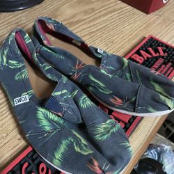 Woman Size 9 Toms