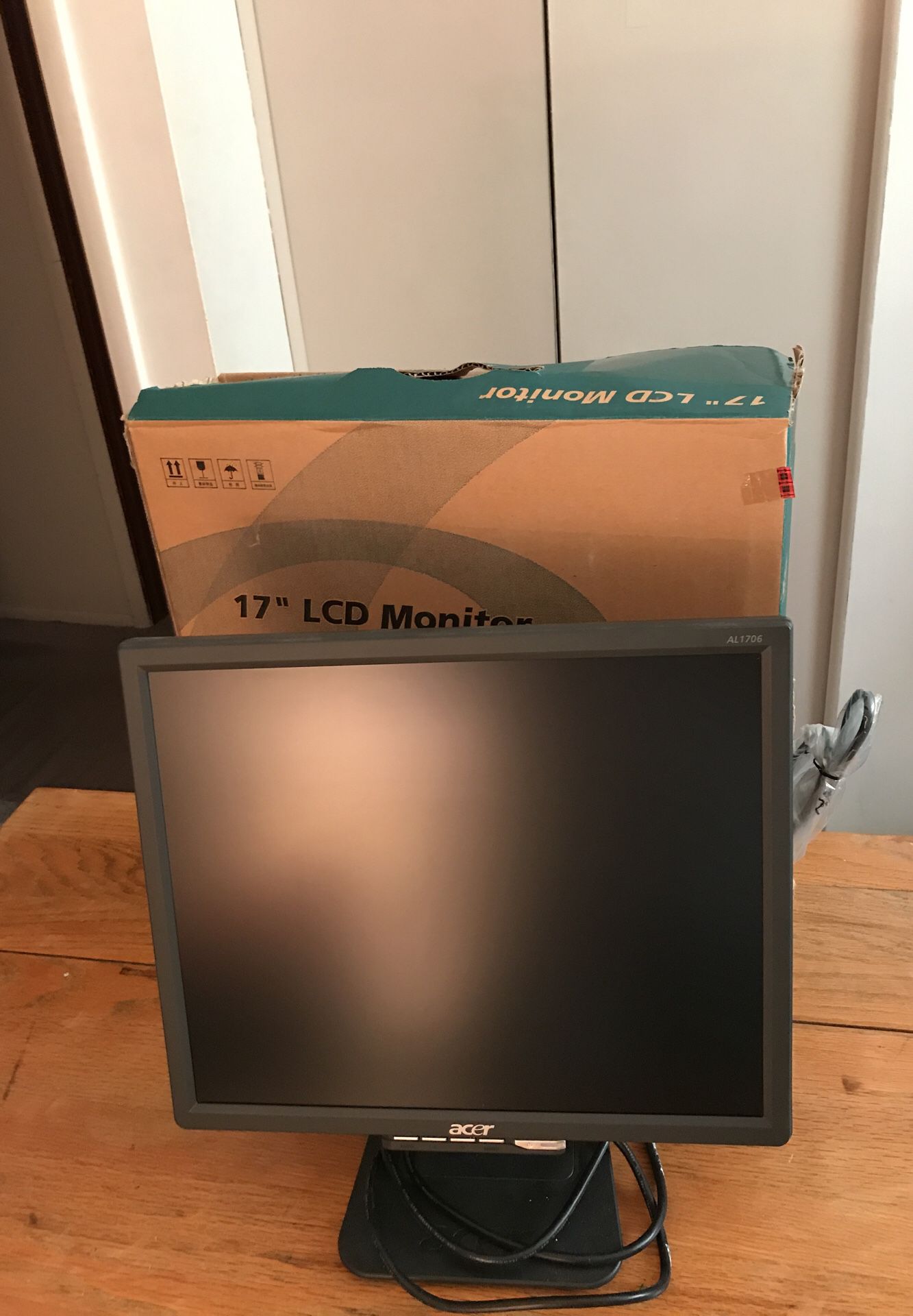 Computer monitor 17 inches with box - see pictures.