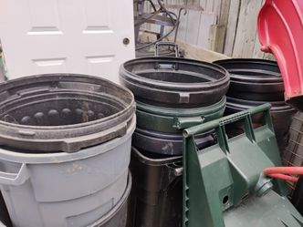 10 lawn and garden trash cans