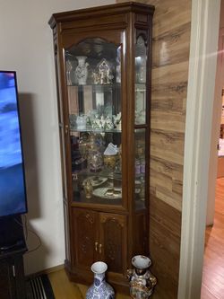 Corner cabinet