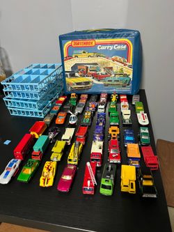 Vintage Lesney Matchbox Carry Case and vintage Matchbox Cars Lot