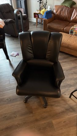 LIKE NEW Executive Leather Office Chair