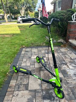 Flicker SP5 Three-Wheel Carving Scooter – Clean, Ready to Ride