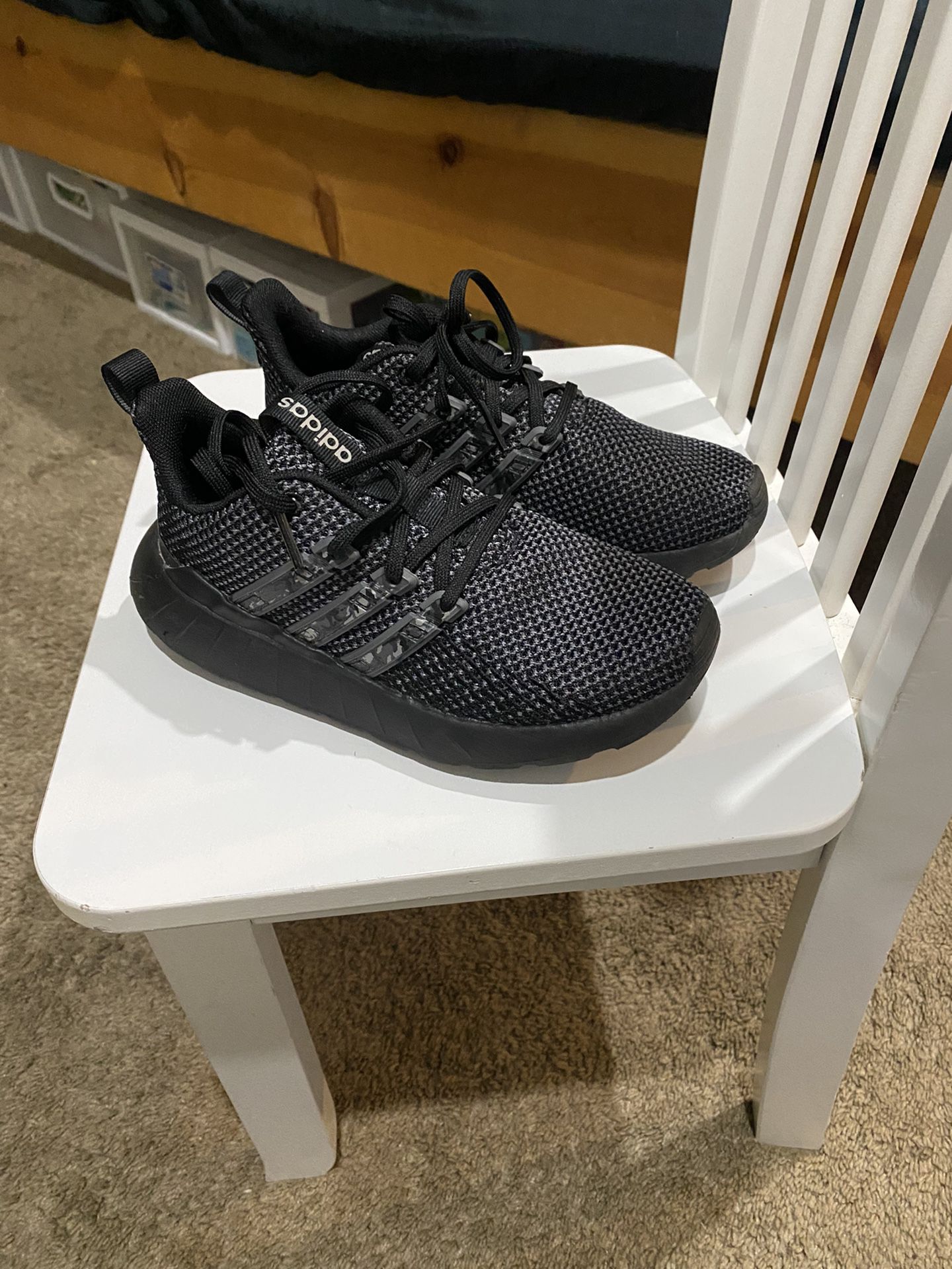 Youth Adidas Shoes Size 1 (worn 1 Time) 