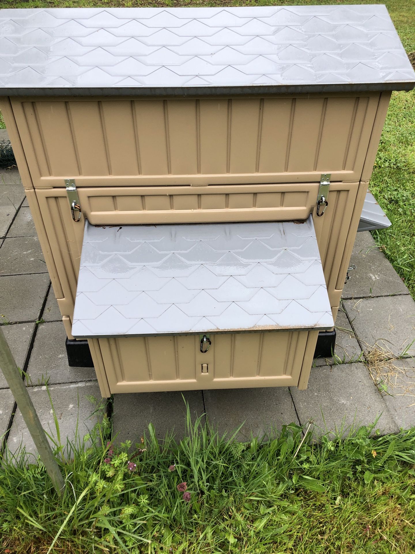 Formex Large Snap Lock Chicken Coop for Sale in Eatonville, WA OfferUp
