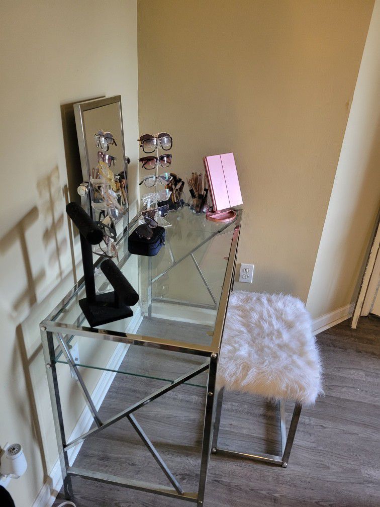 Vanity Table With Mirror 