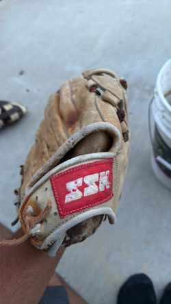 Softball glove