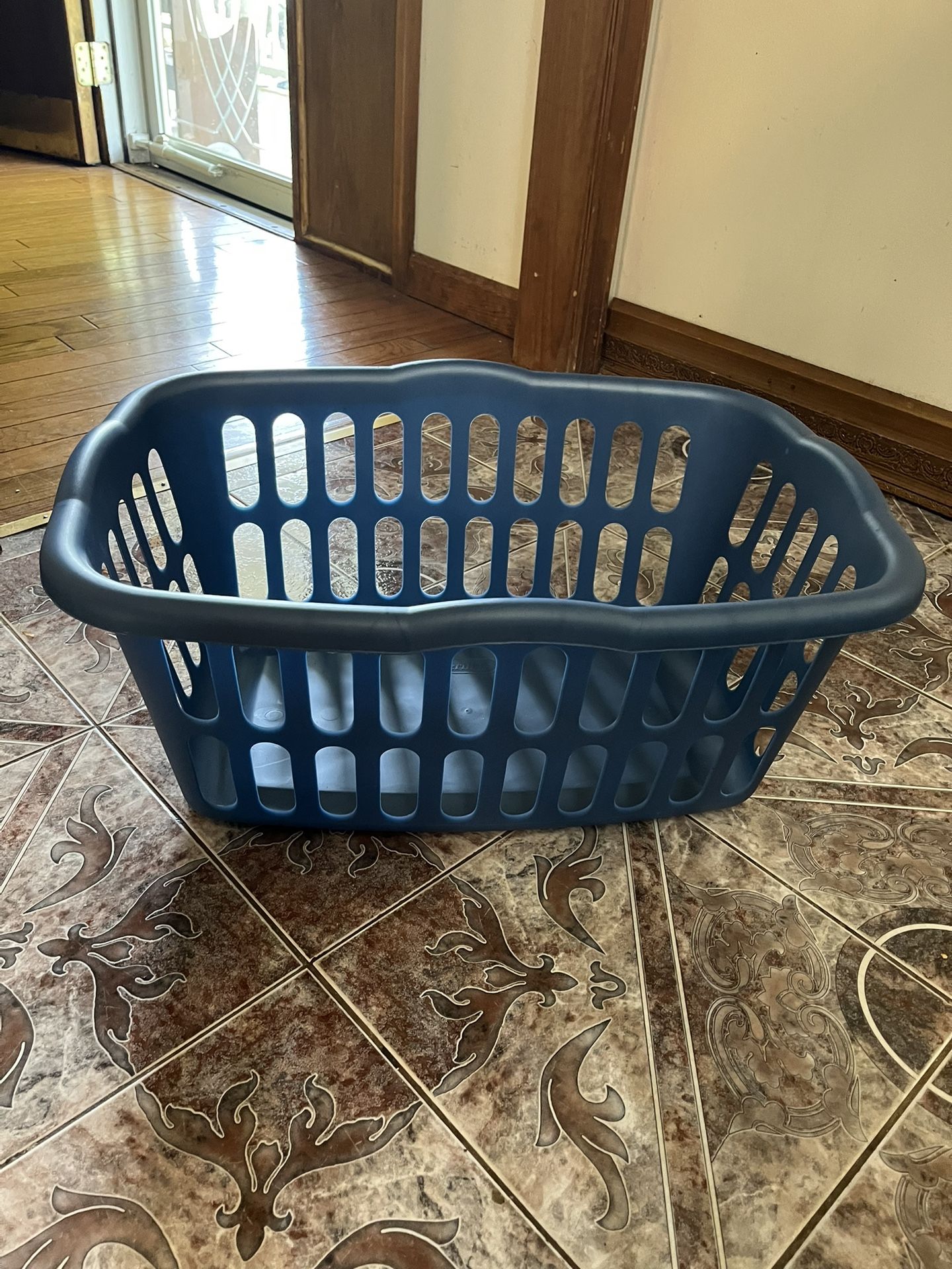 Sterilite Laundry Basket