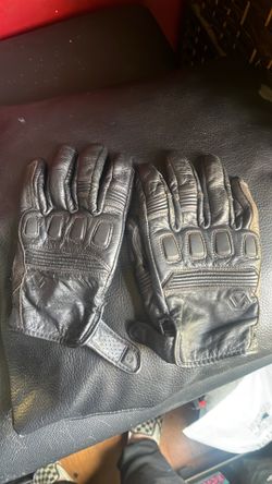Motorcycle riding gloves
