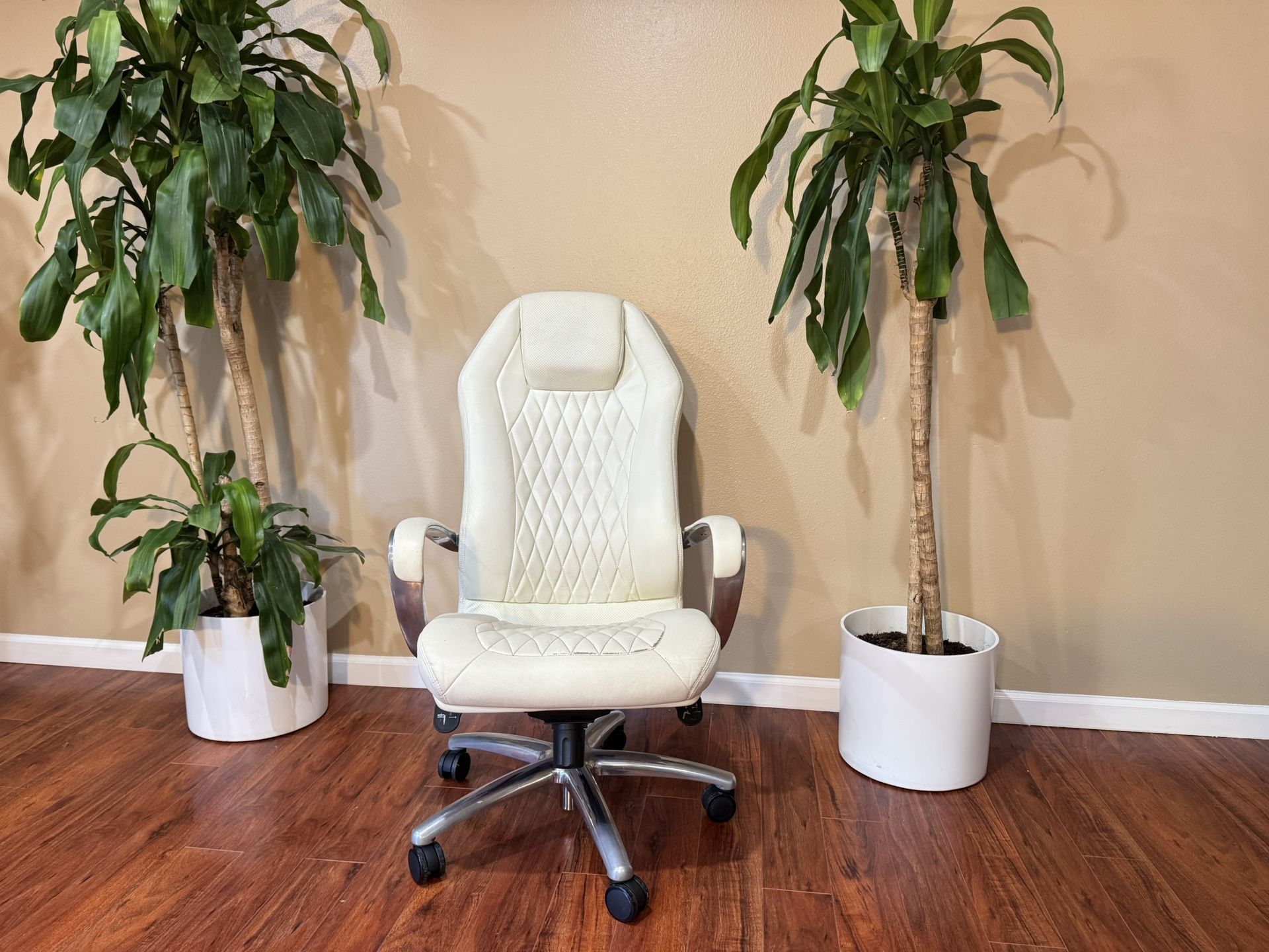 Zuri White Office Chair – Stylish & Comfortable
