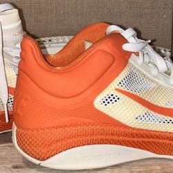 Nike Zoom Hyperfuse Low Sneakers Men’s Size 15 Orange and Cream
