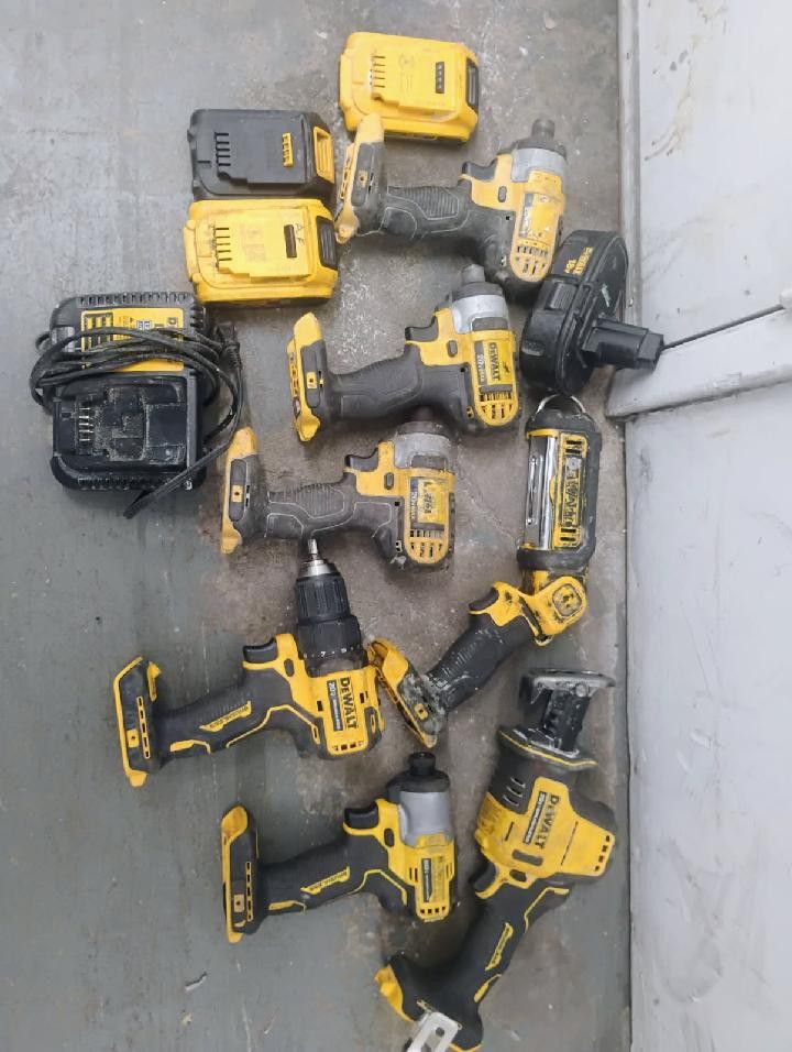DeWalt Bulk Hand Tools Light, Chargers And Batteries