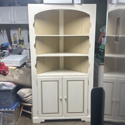 Corner Hutch.. Pick Up Only