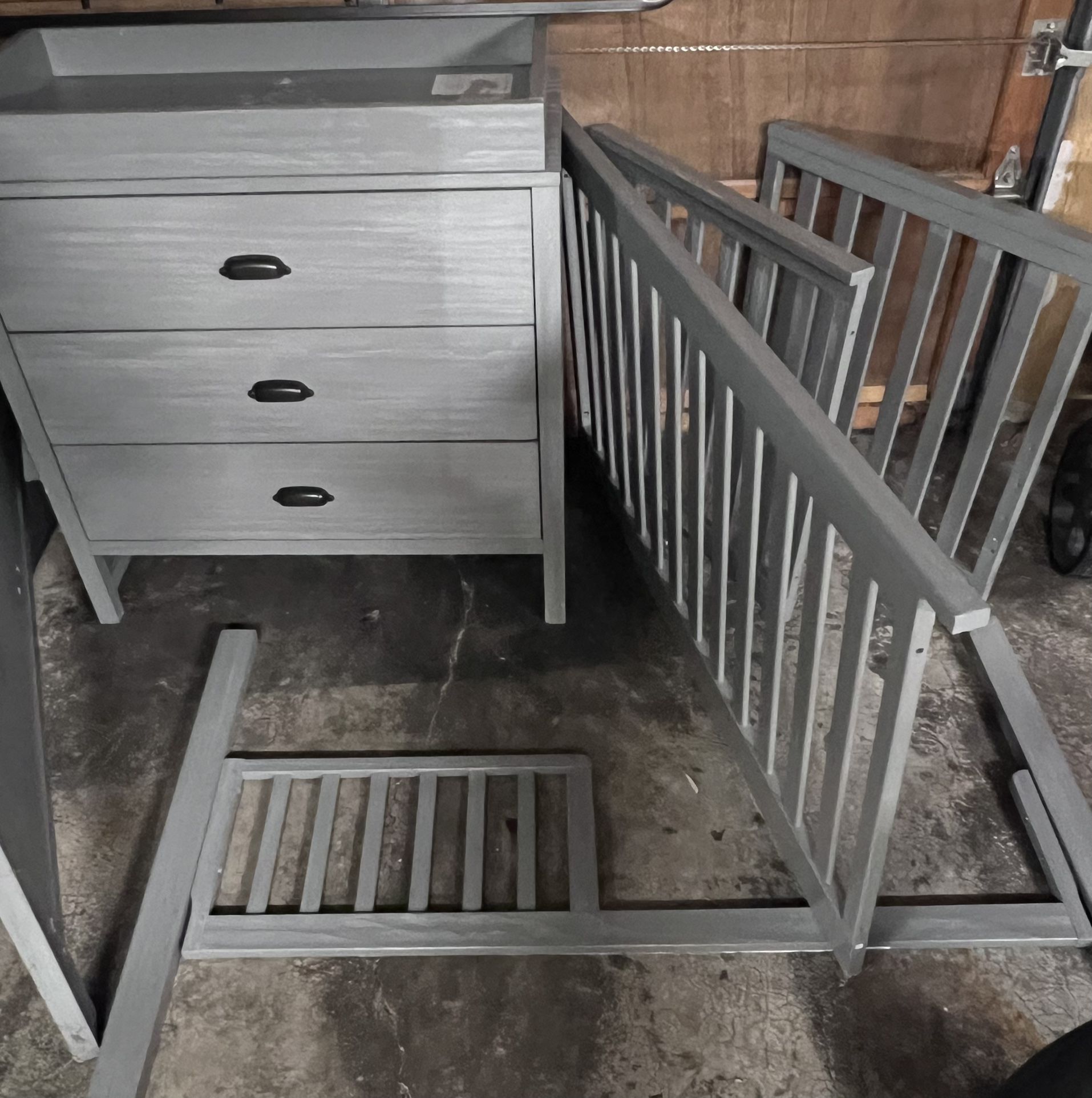 4 in 1 Convertible Crib 3 Drawer Changing Table