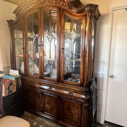 Dining Room Table & Chairs + Hutch 