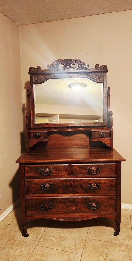 4 Drawer Solid Wood Dresser Vintage