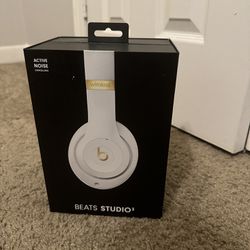 Beats Studio3 Wireless Over-Ear Headphones (white)