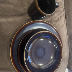 Elama 16-Piece Stoneware Dinnerware Set New / Never Used 