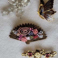 Beautiful Vintage 4-Piece Brooch Set