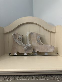 Wooden Ice Skates Wall Decor ❄️✨