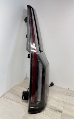 COMPLETE 2025-2026 Cadillac Escalade Passenger Right Tail Light LED OEM (contact info removed)2