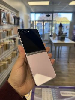 Samsung Galaxy Z Flip 5 5G 6.7" (Unlocked) (Pre-owned) / 256GB / Excellent| $1 Down | Payment plan available 
