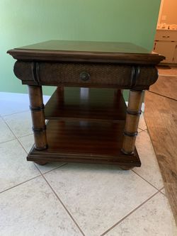 Rooms to go end table/nightstand