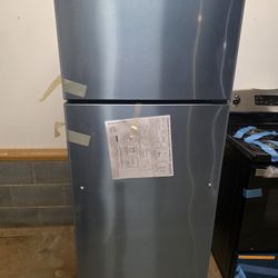 New GE Stainless Steel Top Freezer Refrigerator 