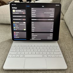 iPad Pro 12.9in 5th Gen m1 + Keyboard