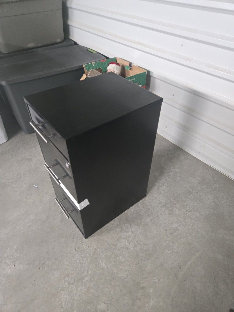 Small/mid-sized Filing Cabinet