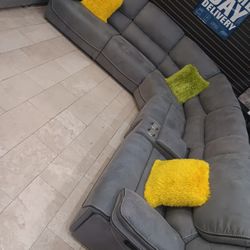 *Black Friday Now*---Alejandra Cozy Gray Fabric Reclining Sectional Sofa---Delivery And Easy Financing Available💪