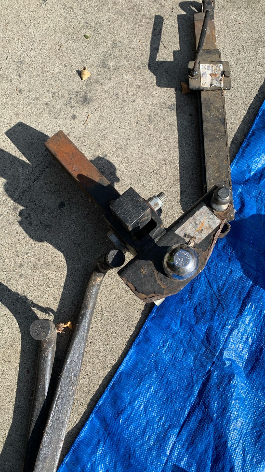 Weight distribution hitch