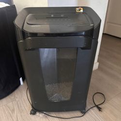 Staples Large Paper Shredder 
