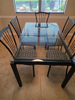 Used Kichen table - 5 chairs