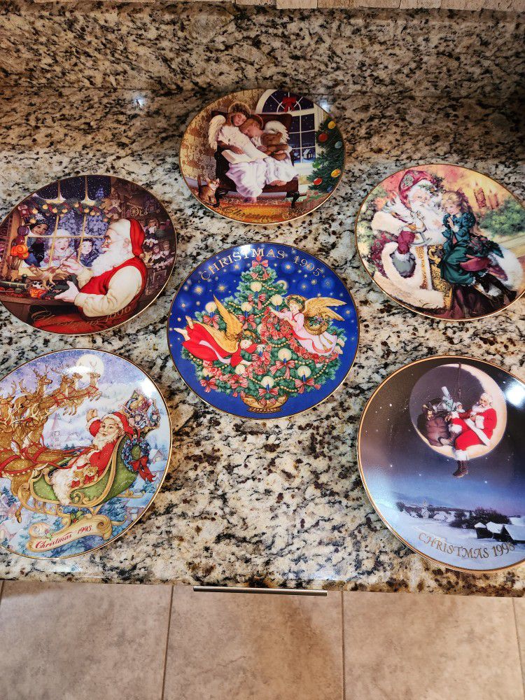 6 Adorable Christmas Collectible Plates 