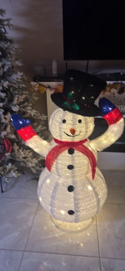 SNOW  MAN  brand  New   With  Hat Motion And Light 