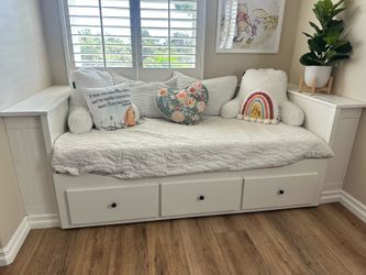 White Daybed, 3 storage drawers, 2 new mattresses included  (like new!) ONLY $100