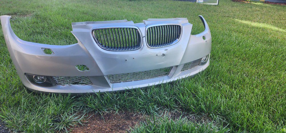07 e92 335i oem silver used front bumper pre lci with chrome kidney grill and carbon fiber inserts.