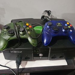 Xbox. 2 Controllers And 10 Games
