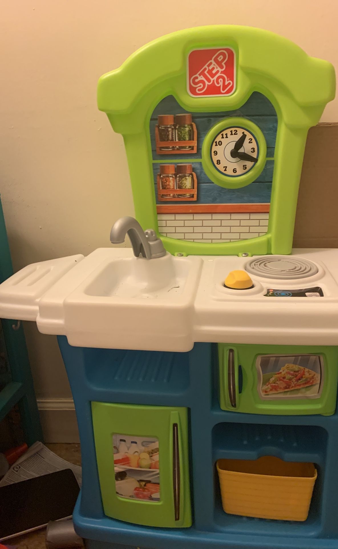 Toy kitchen set