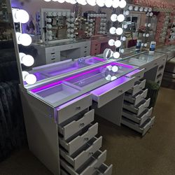 Vanity Set With 18 Bulbs and Bluetooth speakers!